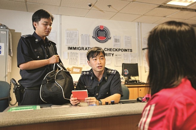 Nhiều nữ du khách Việt không được nhập cảnh vào Singapore. Ảnh: Getty.